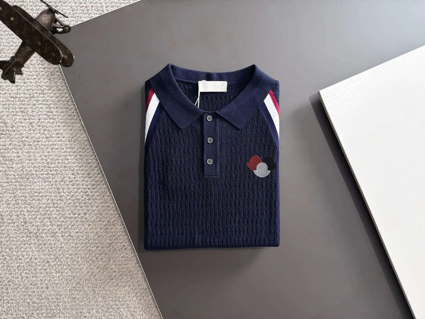 Next day delivery P165 High Quality Mouth Covered 2026 Summer New Arrival Men's Short Sleeve T-shirt Made of combed cotton yarn knitted cotton fabric, pure cotton high weight special yarn, it feels full of weight when weighed, and the upper body is more textured than ordinary T-shirts. This texture can cope with the weather easily and is suitable for both hot and cold! The pattern on the chest adopts three-dimensional embroidery technology, and is perfectly produced stitch by stitch with reference to the original version! Loose fit design, looks noble. Size: M to XXXL
